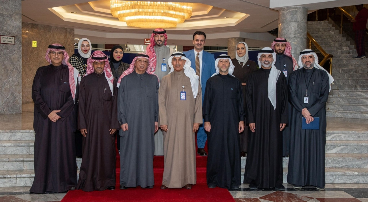 ممثلو «الكويتية» و«KIB» عقب توقيع بروتوكول التعاون