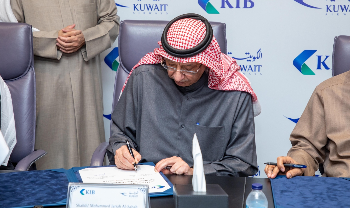 الجراح موقعاً نيابة عن «KIB»