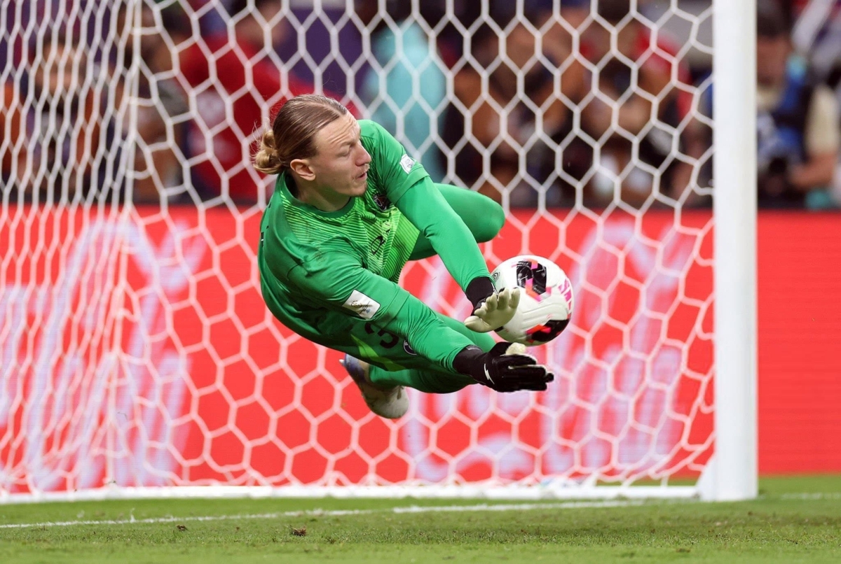 ماتفي سافونوف متصدياً لركلة ترجيح