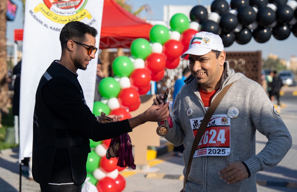 تسليم أحد المتسابقين ميدالية 