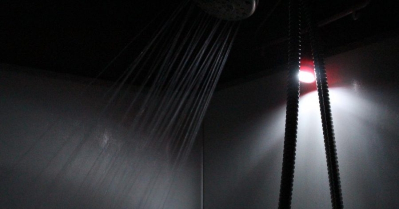 خبراء يكشفون تأثير الاستحمام في الظلام على جودة النوم 