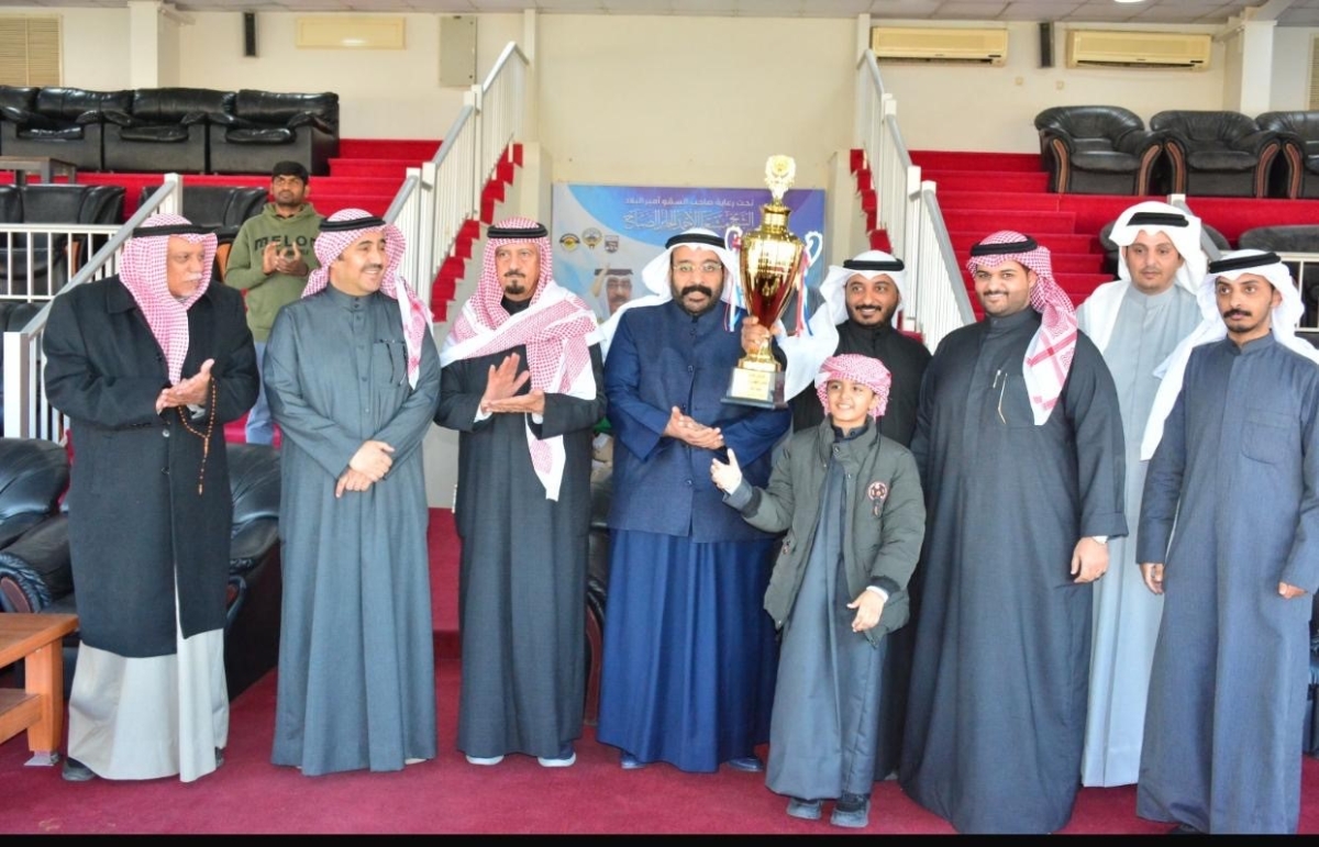 ممثل ورثة المرحوم سلمان الدبوس يسلم الكأس للفائز