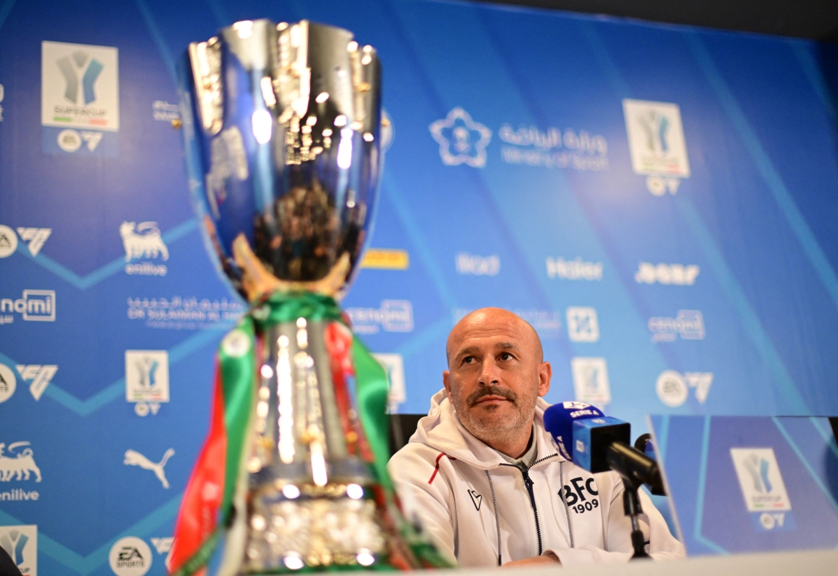 كأس "السوبر" أمام مدرب بولونيا فينشينزو إيتاليانو (رويترز)