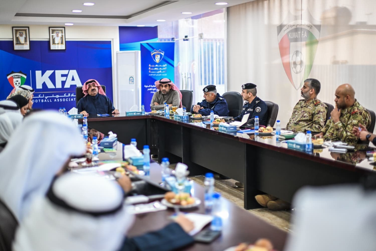 اليوسف مترئساً الاجتماع 