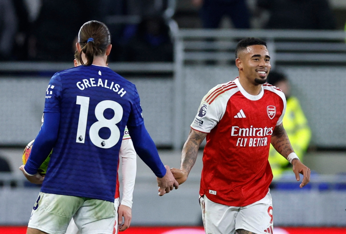  غابريال جيزوس خلال المباراة أمام إيفرتون (رويترز)