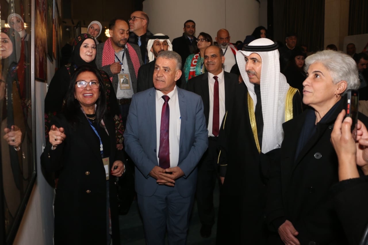 السفير المري في جولة بالمعرض