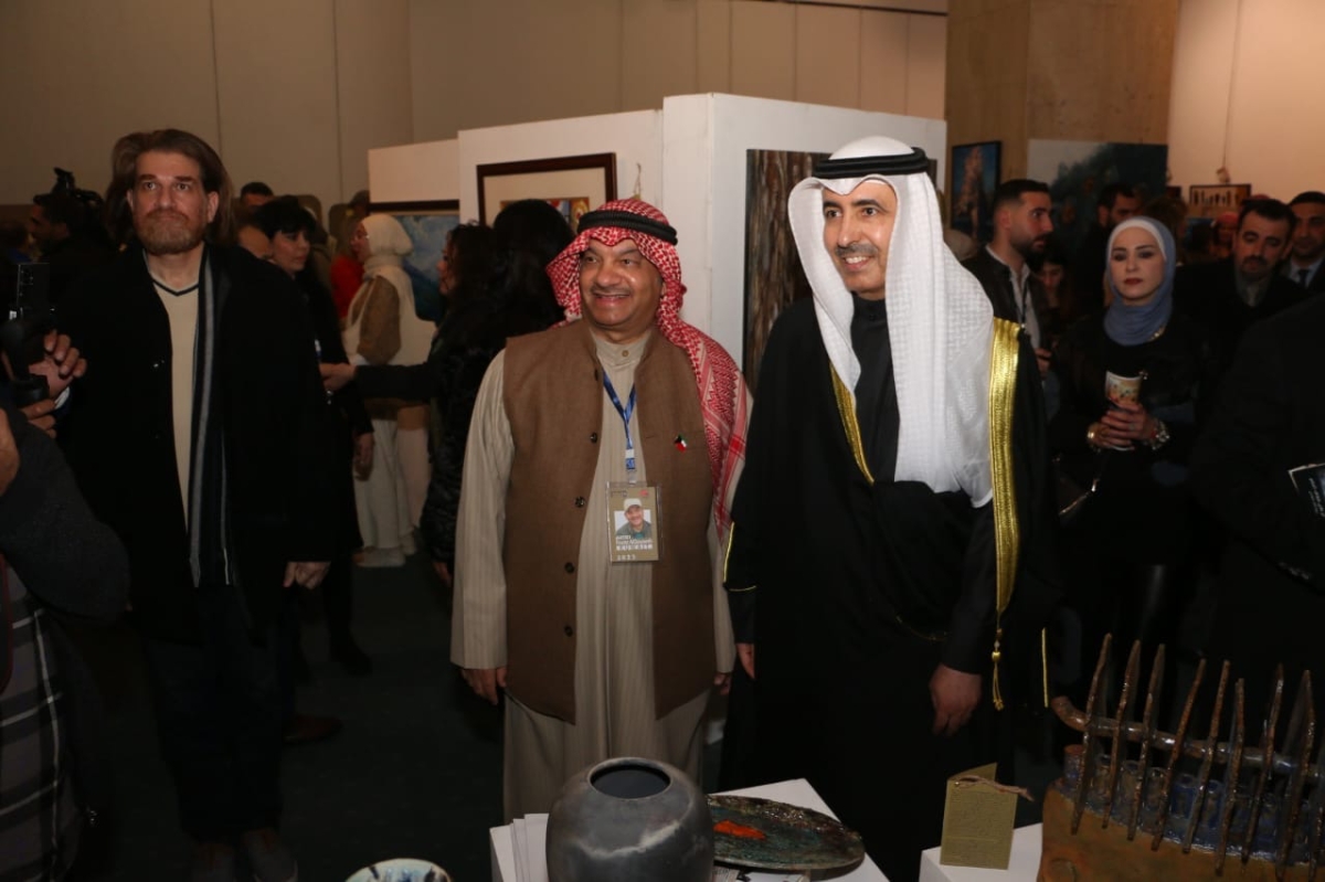 السفير حمد المري مع الفنان فواز الدويش