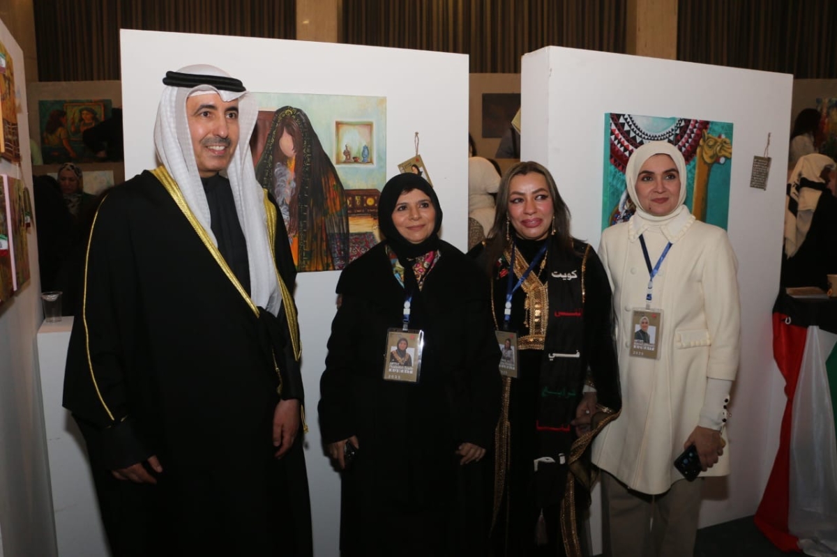 السفير الكويتي لدى الأردن مع الفنانات الكويتيات المشاركات في المعرض