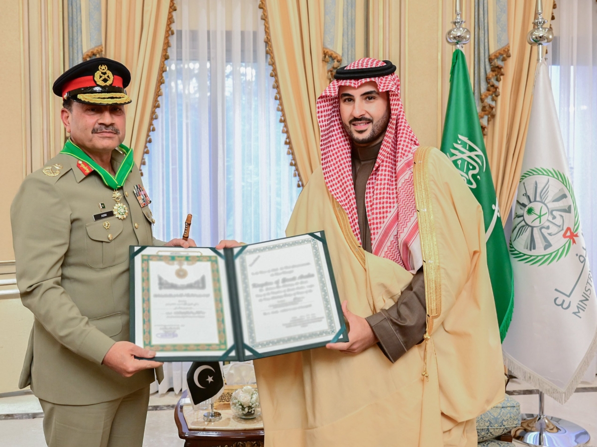 خالد بن سلمان مع عاصم منير بعد تقليده الوسام في الرياض