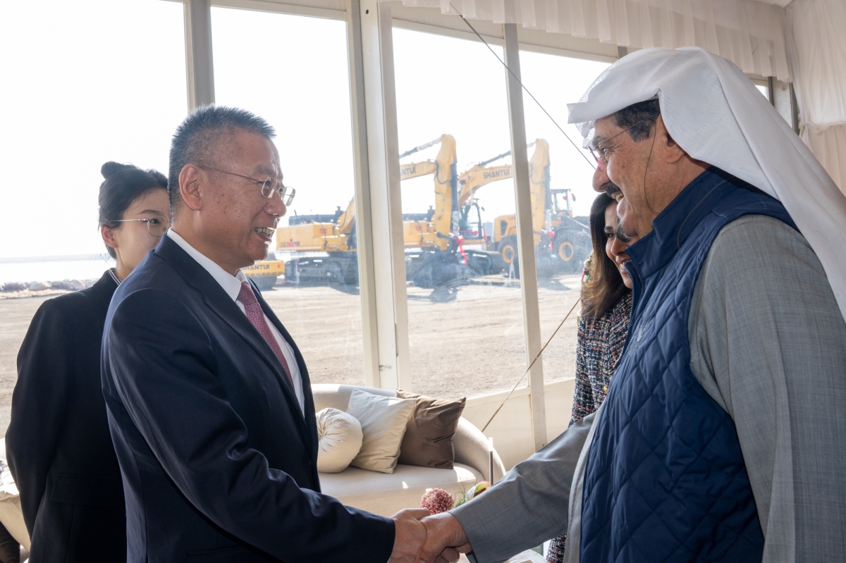 العبدالله مصافحاً نائب رئيس شركة الصين للاتصالات والإنشاءات المحدودة