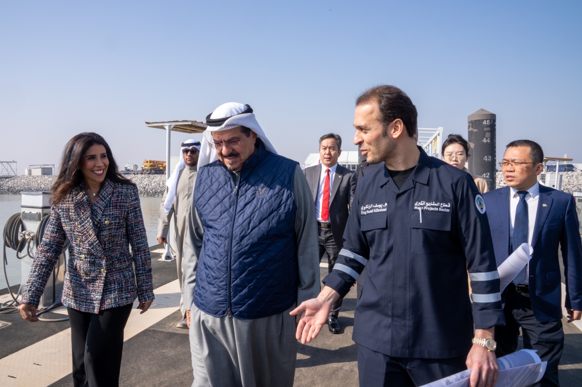 العبدالله لدى وصوله وفي استقباله المشعان ومسؤولي المشروع
