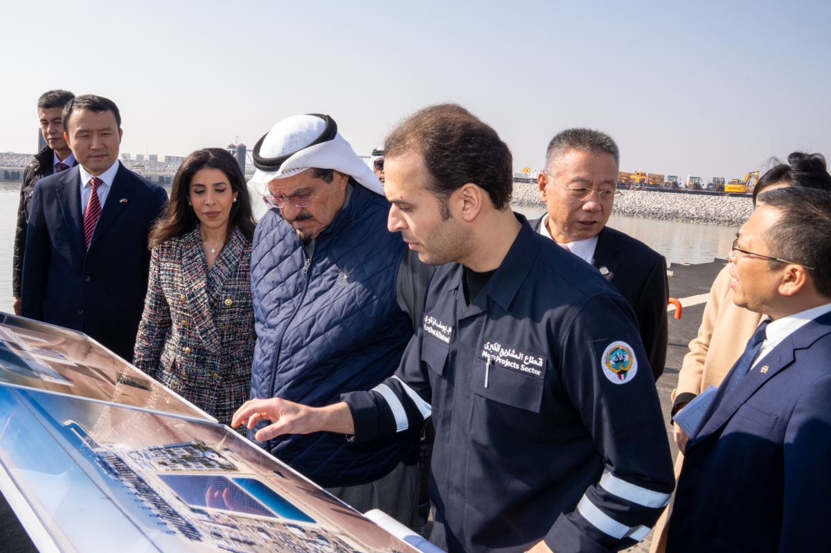 رئيس الوزراء يستمع لشرح عن المشروع