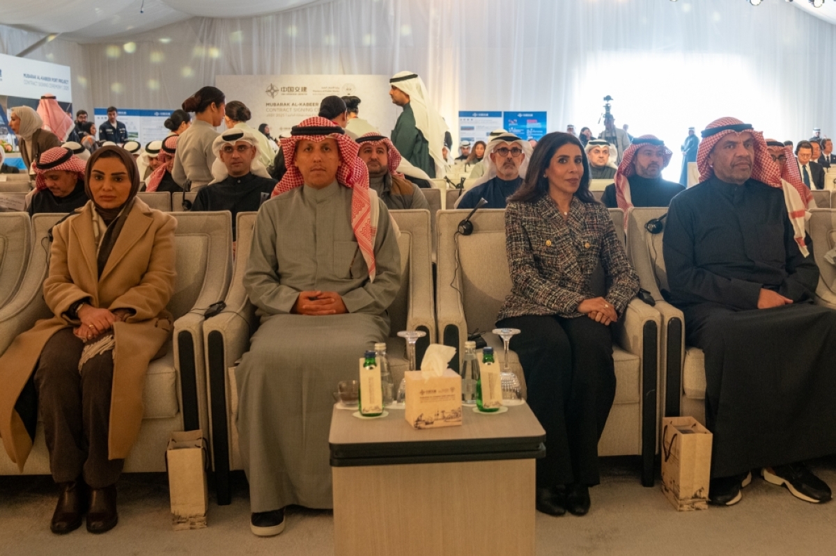 اليحيا مع المشعان والوسمي والحويلة في حفل توقيع العقد