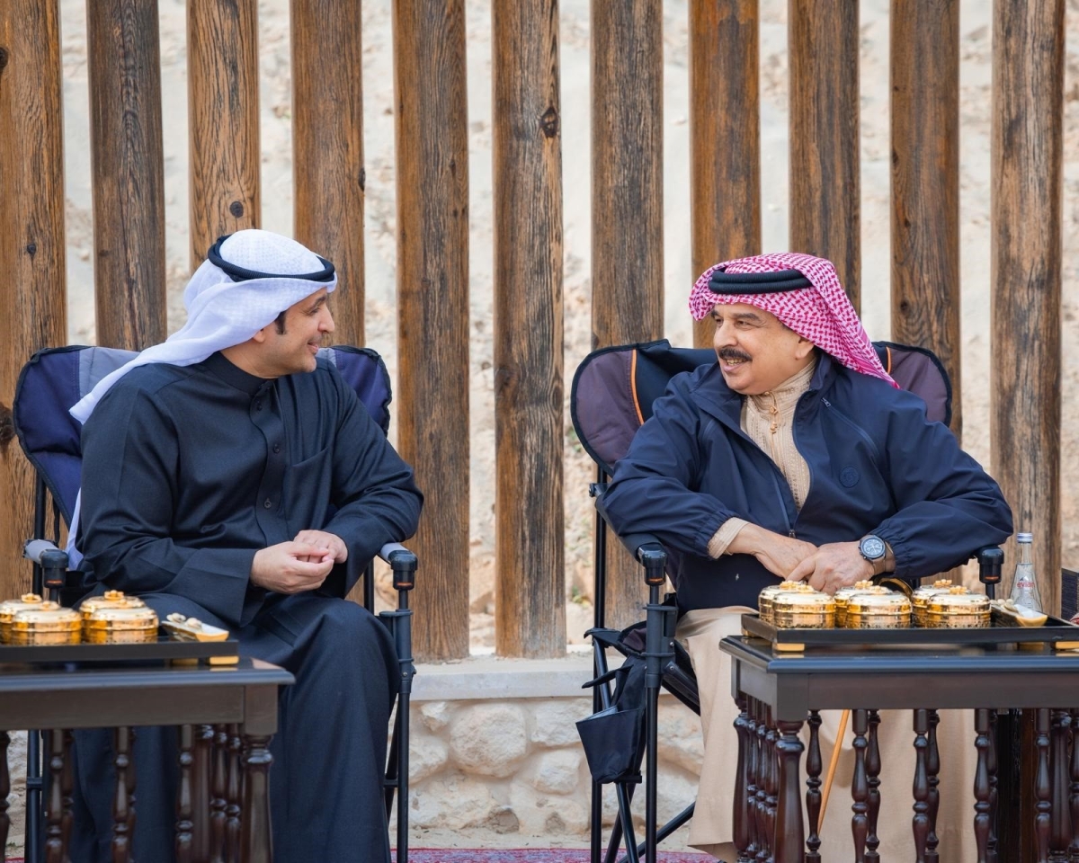 الملك حمد بن عيسى مُستقبلاً الوزير المطيري