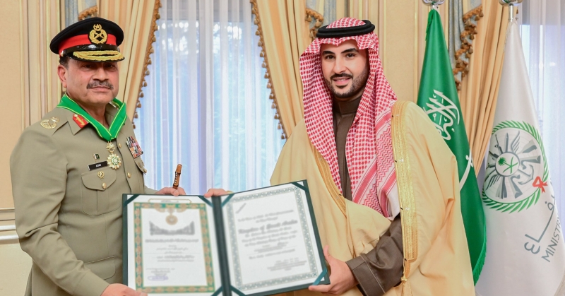 السعودية تمنح وسام «المؤسس» لقائد الجيش الباكستاني 
