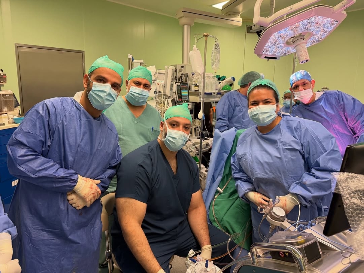 نورة الإبراهيم وعلي الصفار مع فريق العملية