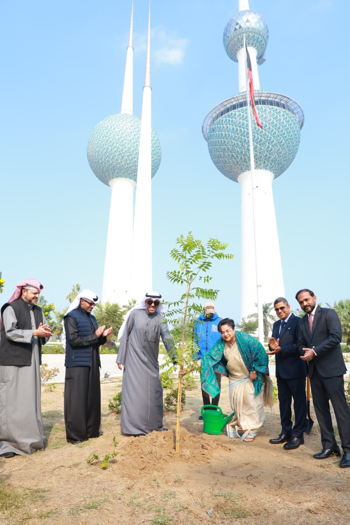 السفيرة الهندية تغرس شتلة نيم في ساحة أبراج الكويت