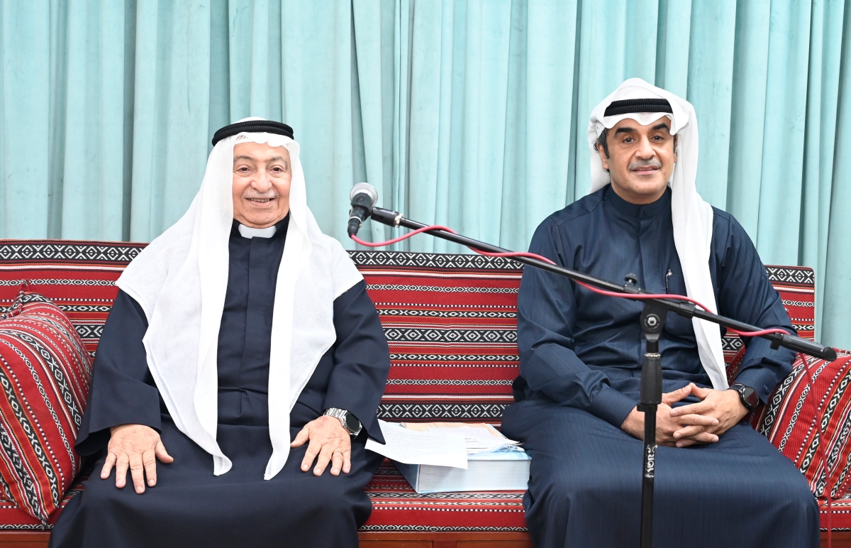  العبدالجليل وعمانويل غريب خلال المحاضرة (تصوير سعود سالم)