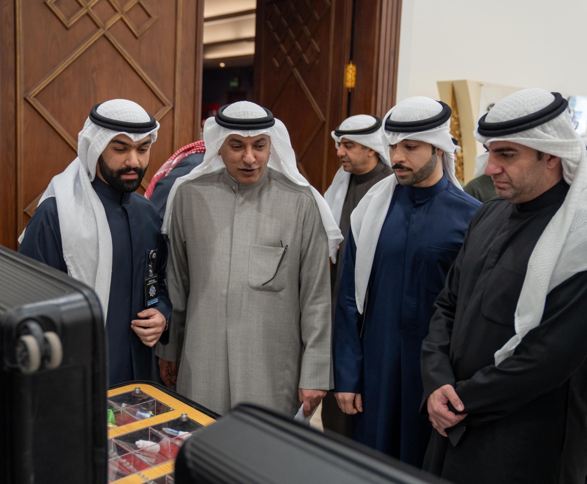 النويف خلال جولته في المعرض المصاحب للندوة