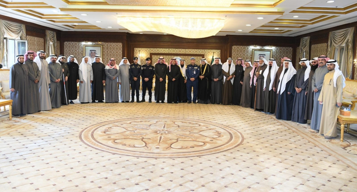  المحافظ عذبي الناصر متوسطاً المواطنين في لقطة جماعية