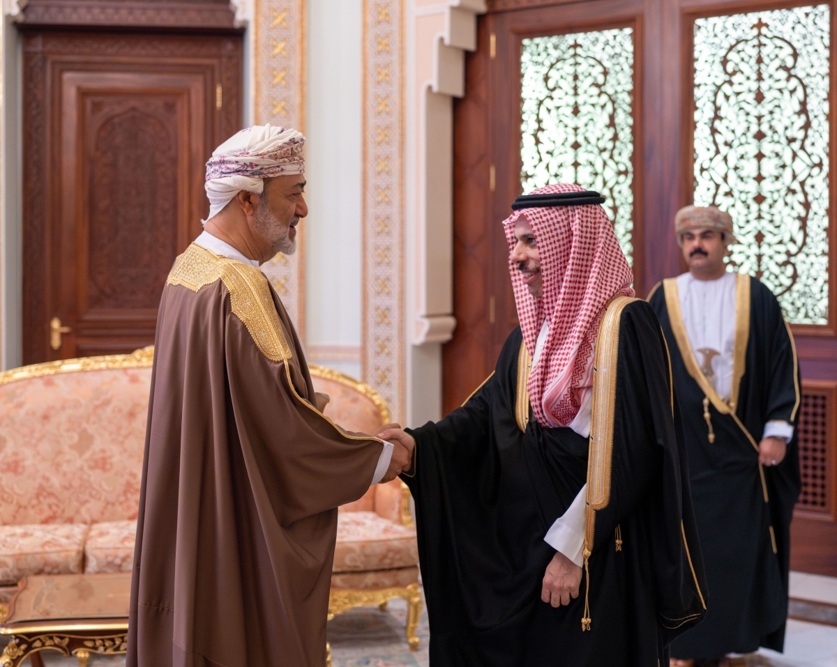 سلطان عُمان مُستقبلاً وزير الخارجية السعودي في مسقط