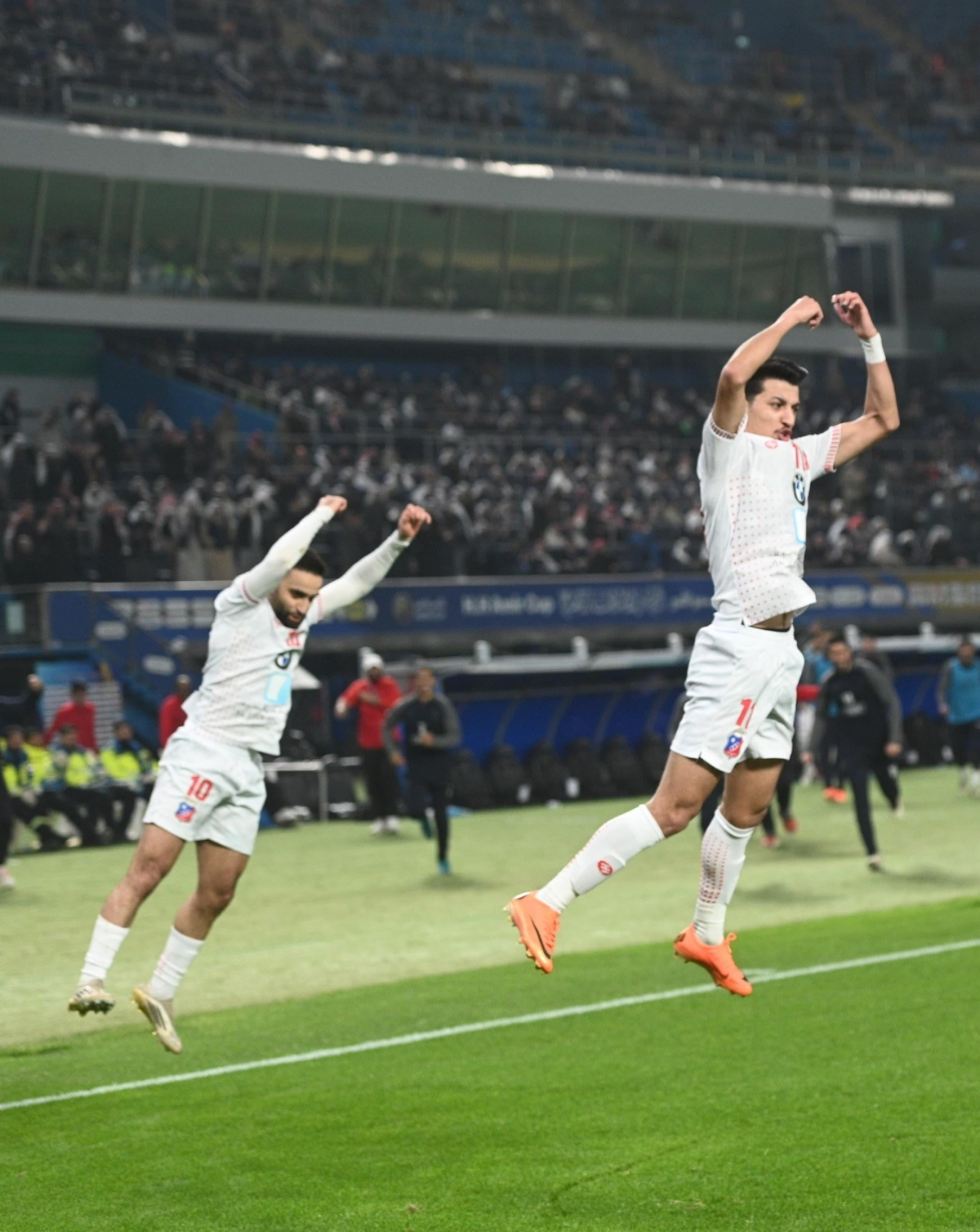 محمد دحام وعمرو عبدالفتاح يحتفلان بالهدف الثاني           (تصوير نايف العقلة)