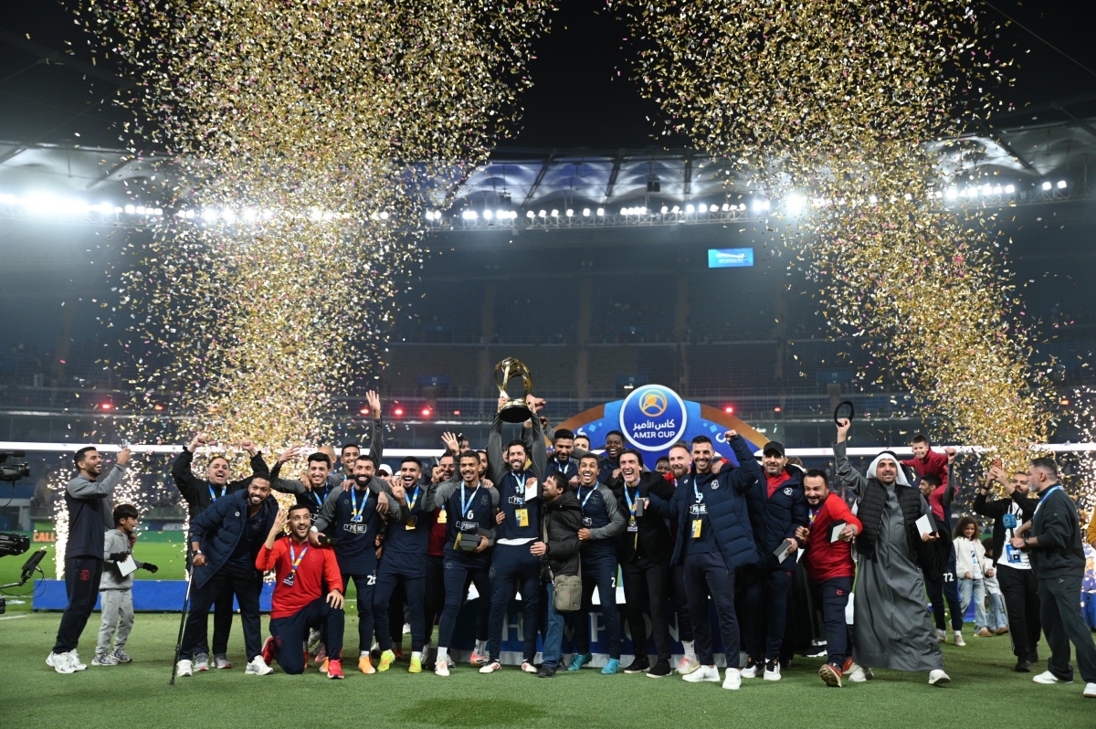 لاعبو "الكويت" يحتفلون بالكأس في الملعب