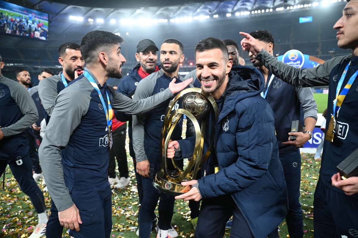 فهد الهاجري يحمل الكأس الغالية