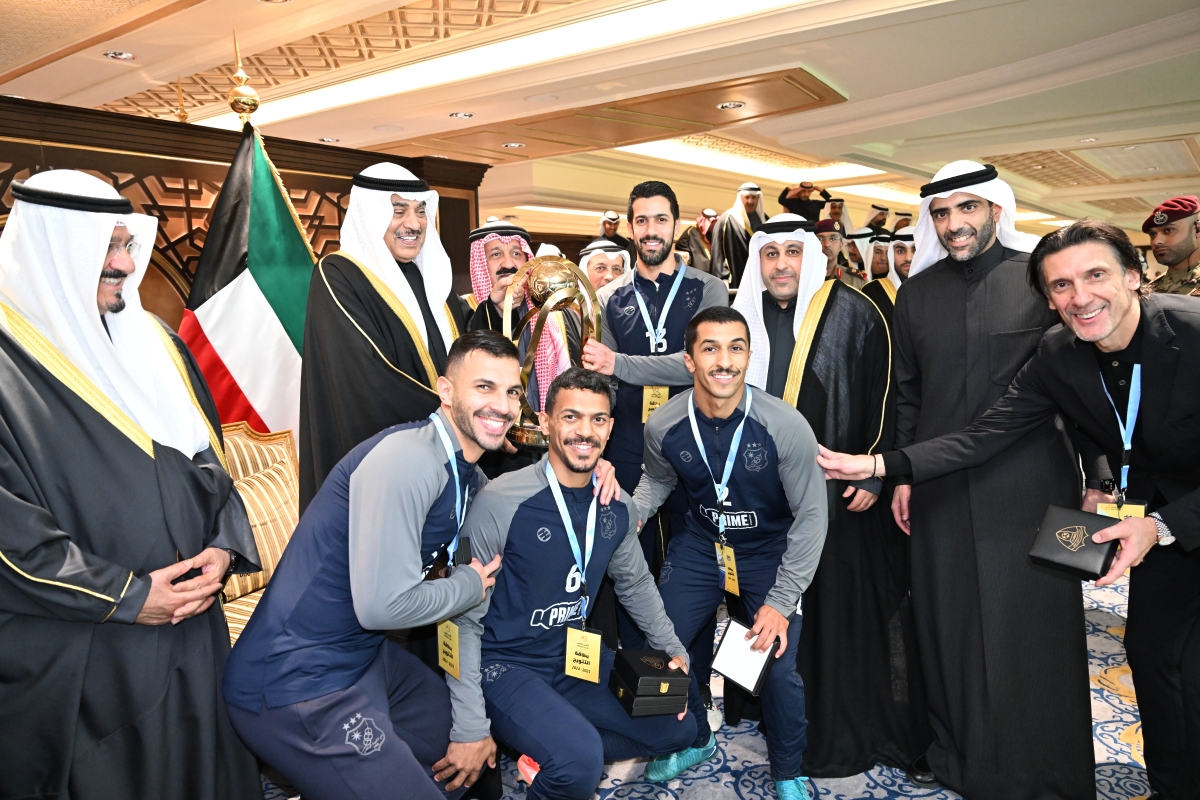 سمو ولي العهد يسلم أغلى الكؤوس للاعبي الكويت