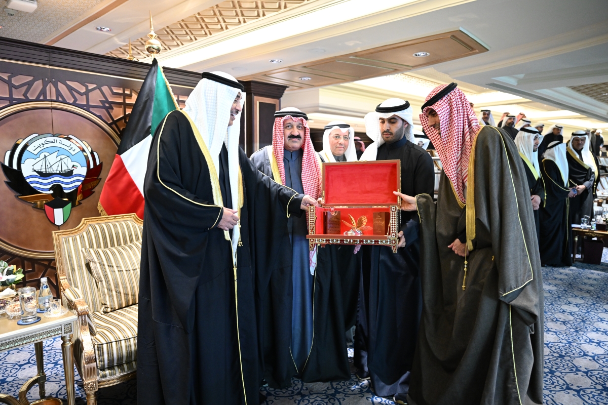 سمو ولي العهد يتسلم هدية تذكارية من بدر الخرافي