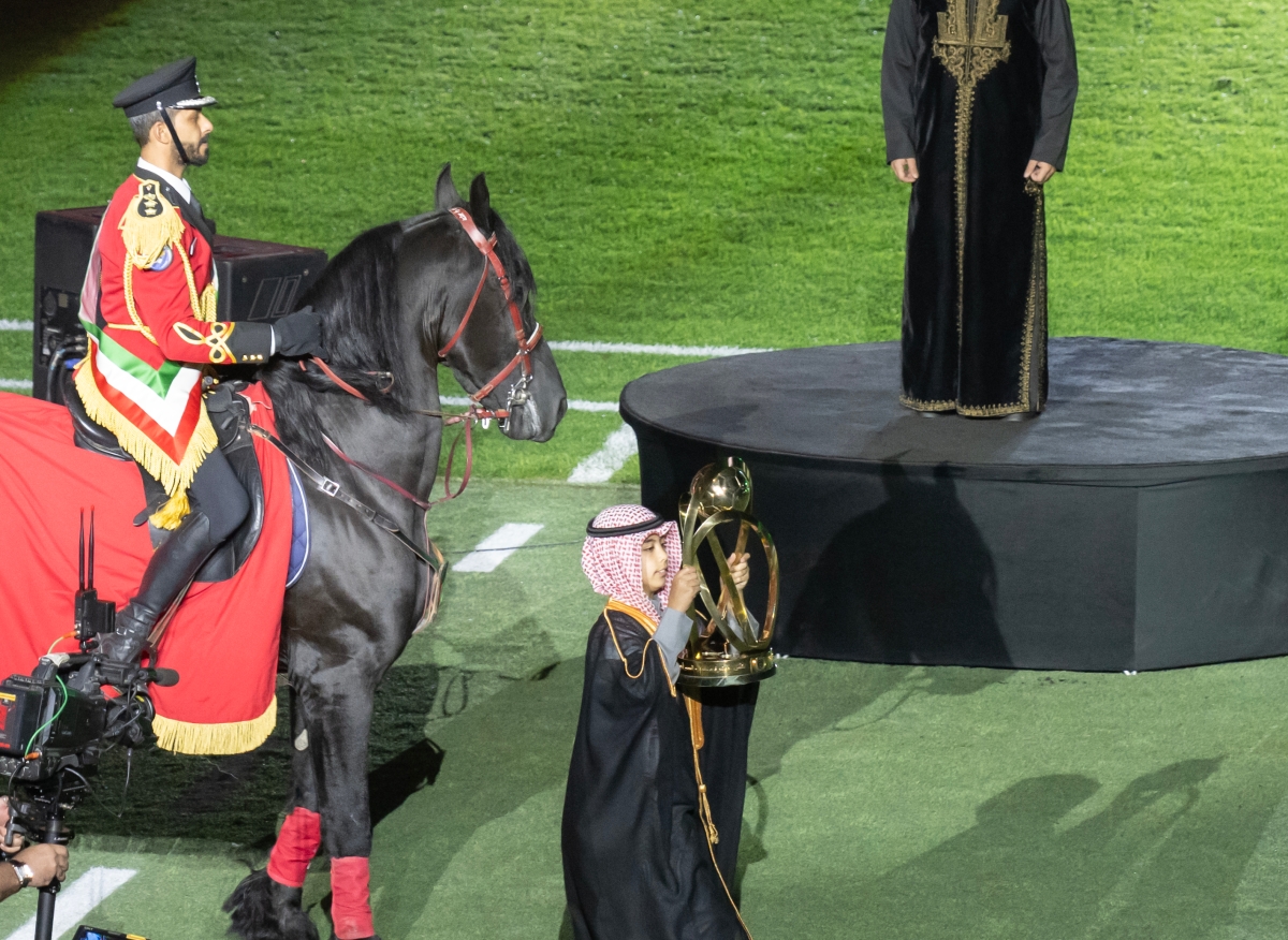 كأس البطولة محمولة على «الخيالة»  