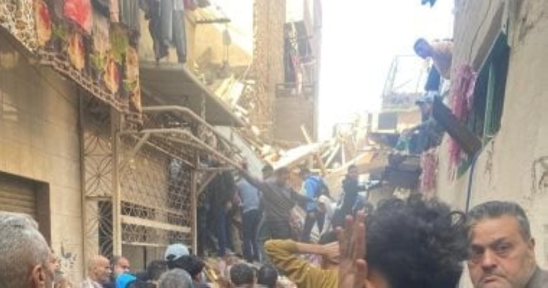 مصر.. انهيار عقار سكني في منطقة إمبابة 