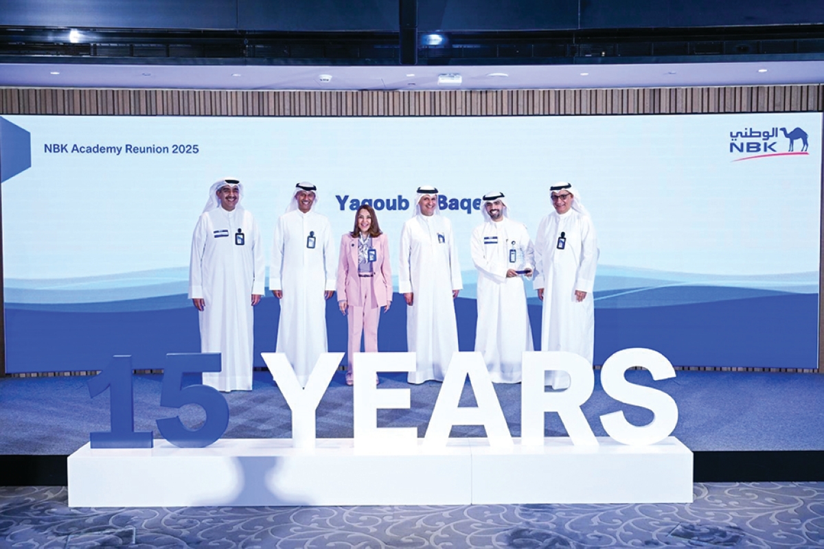 عصام الصقر وشيخة البحر وصلاح الفليج وسليمان المرزوق وعماد العبلاني خلال الاحتفال بمرور 15 عاماً على إطلاق أكاديمية الوطني