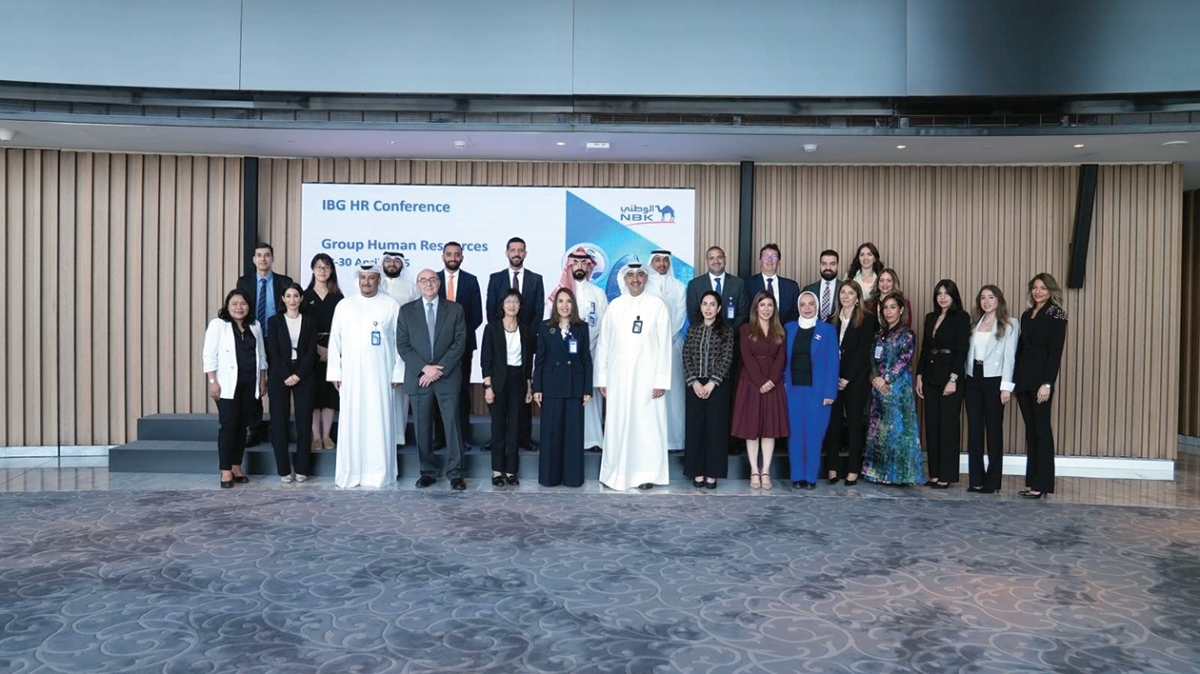 شيخة البحر وعمر بوحديبة وعماد العبلاني وزيد الصقر في لقطة جماعية خلال مؤتمر الموارد البشرية للمجموعة على مستوى الأفرع الخارجية والشركات التابعة