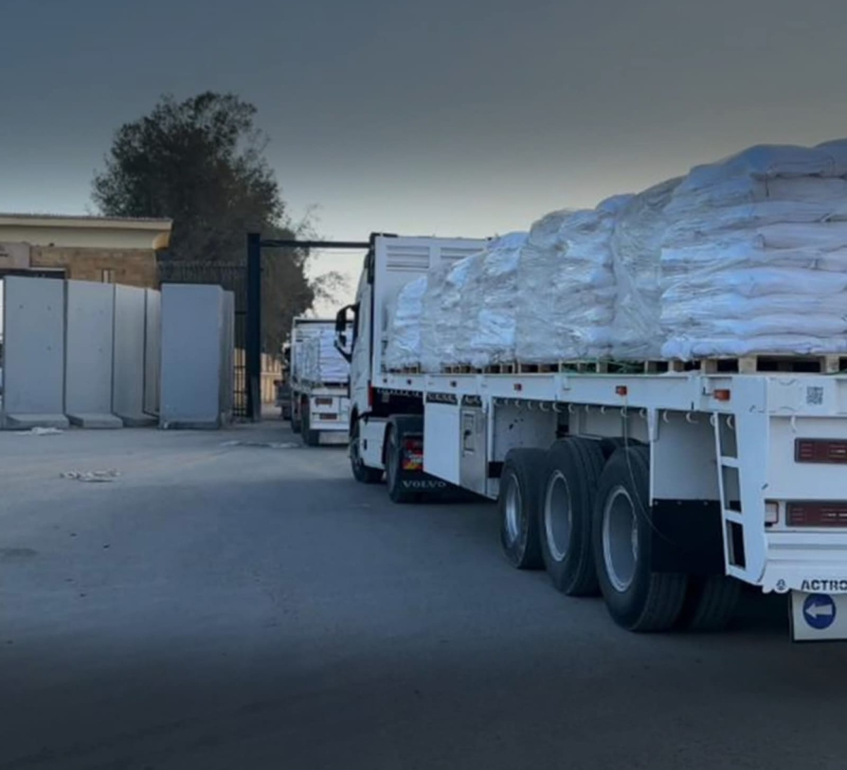 مساعدات مصرية في طريقها إلى غزة