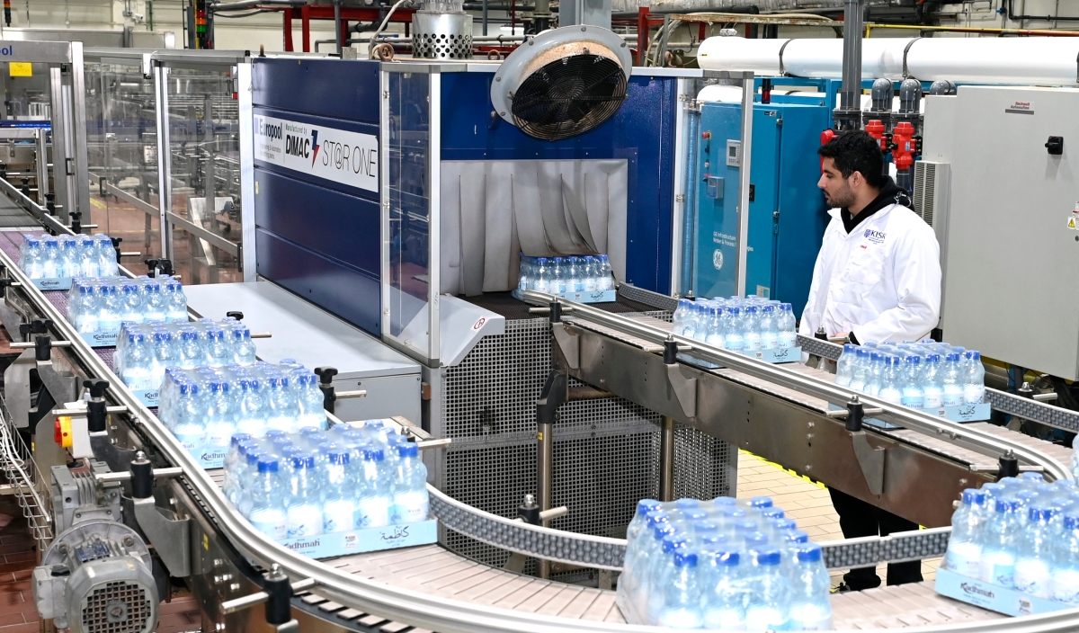 إنتاج وتعبئة المياه      (تصوير سعود سالم)