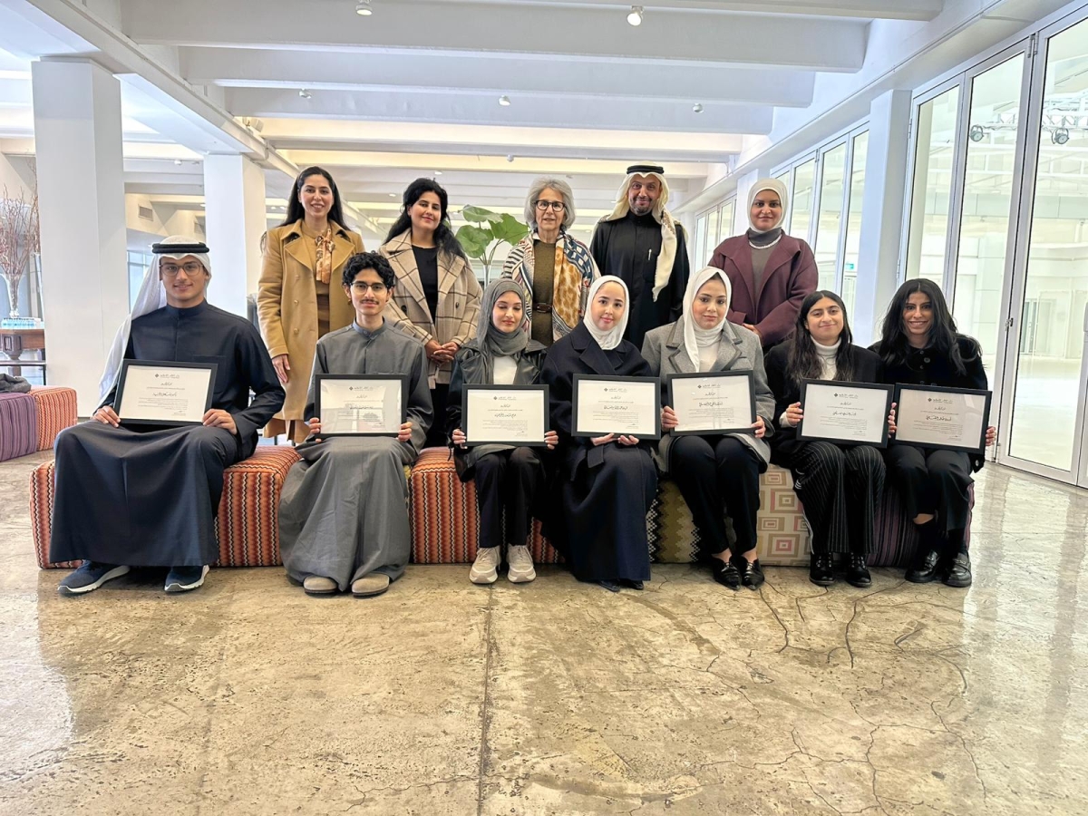 الشيخة حصة الصباح مع القائمين على البرنامج والمشاركين فيه