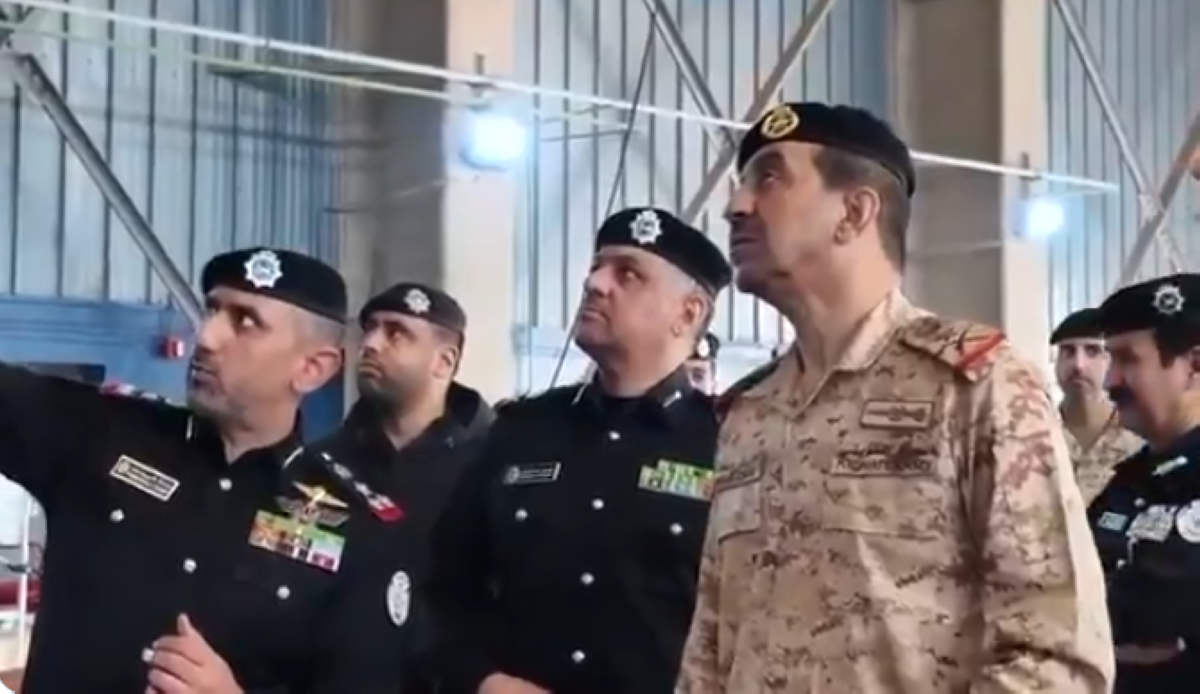 رئيس الأركان يستمع إلى شرح خلال الجولة