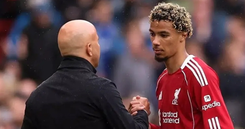 سلوت يثني على دور إيكيتيكي ضمن صفوف ليفربول 