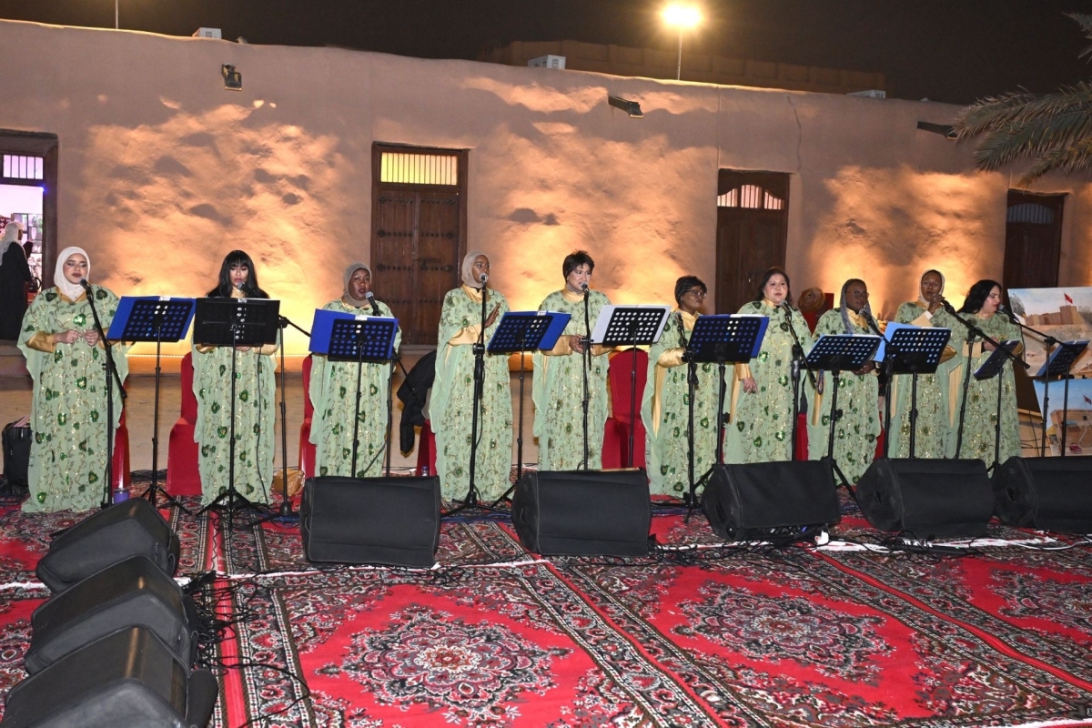 فرقة نسائية تقدم أحد الأنشطة الفنية