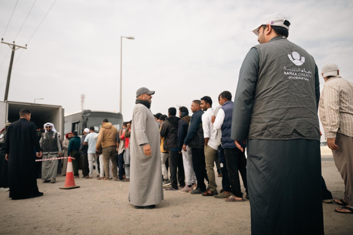 جانب من توزيع كسوة الشتاء على عمال الوفرة 