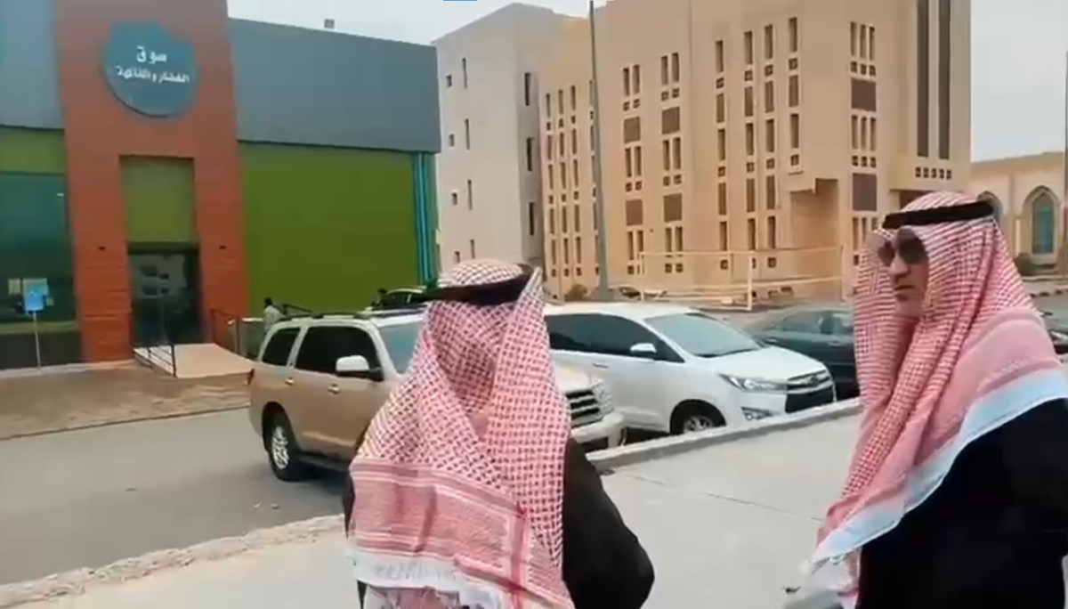 النائب الأول لدى زيارته التفقدية المفاجئة لمواقع بيع اتحاد المزارعين 