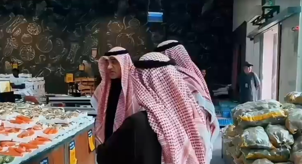 اليوسف داخل أحد الأسواق
