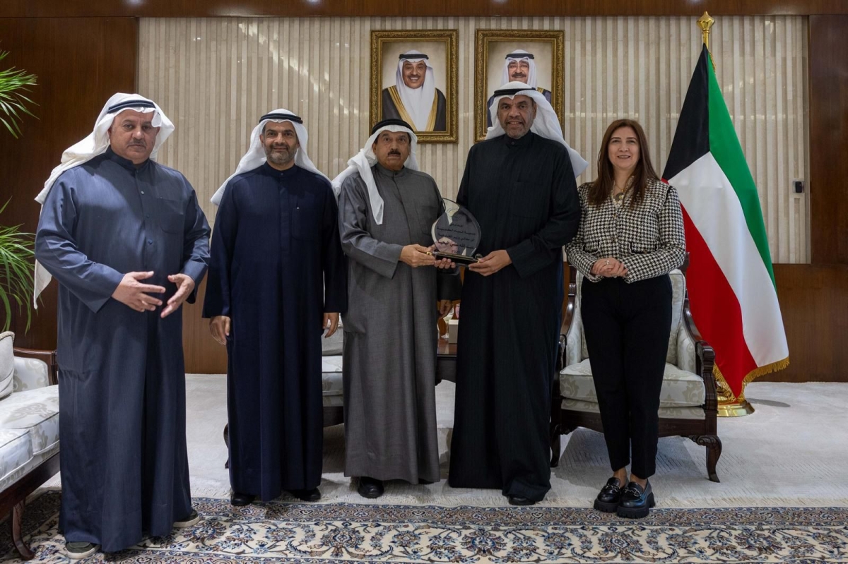 وزير الخارجية خلال استقباله رئيس وأعضاء جمعية المياه