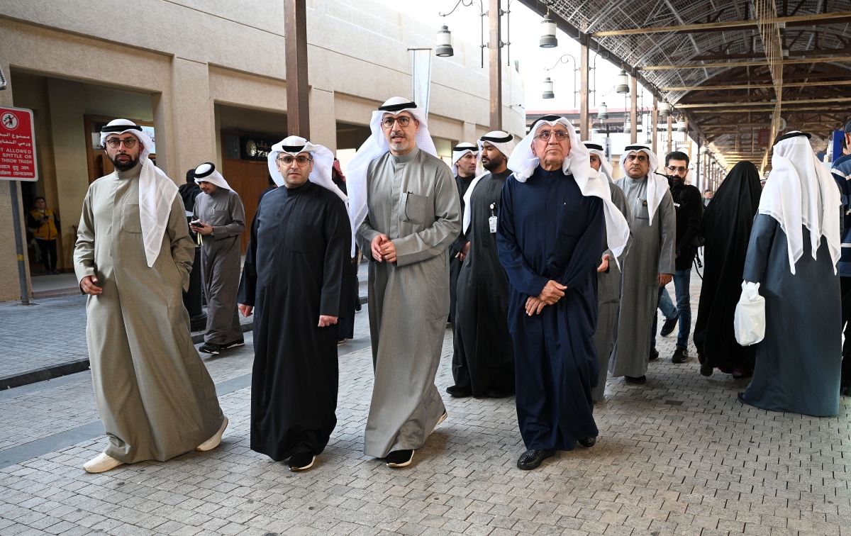 الوزيران المشاري والعجيل في جولة على المعرض بشارع «الصراريف» (تصوير نايف العقلة)