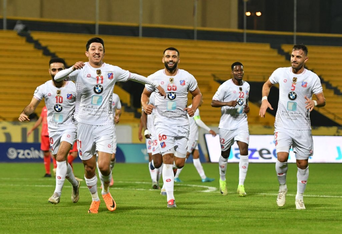 لاعبو «الأبيض» يحتفلون بهدف محمد دحام