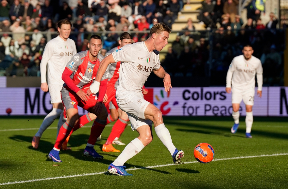 راسموس هويلوند مسجلاً هدفه الأول في مرمى كريمونيزي (رويترز)