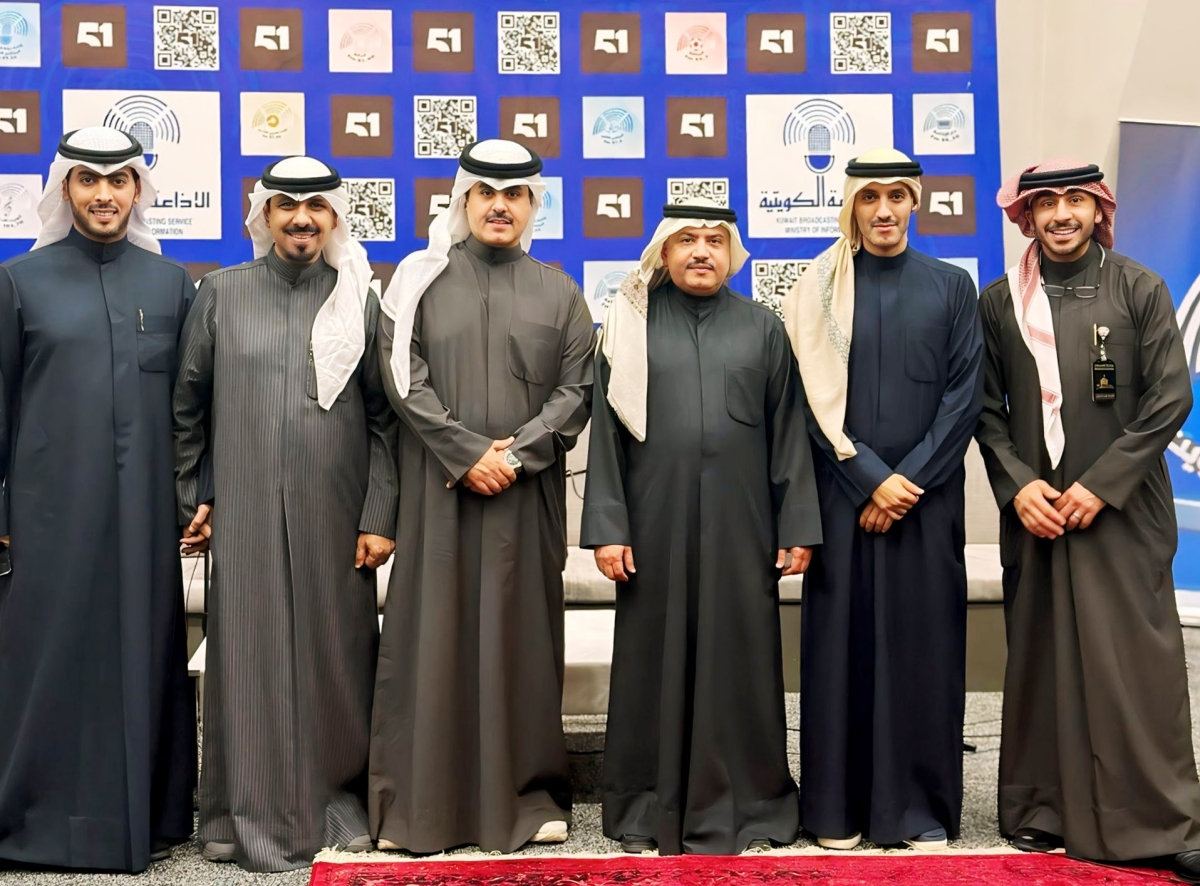 مدير عام الإدارة العامة للإذاعة في وزارة الإعلام الدكتور يوسف السريع والقائمون على برنامج (قلطة الإذاعة)