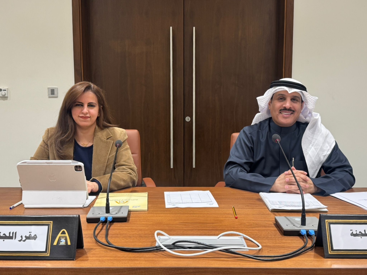 عبدالله العنزي ومنيرة الأمير خلال اجتماع لجنة الجهراء