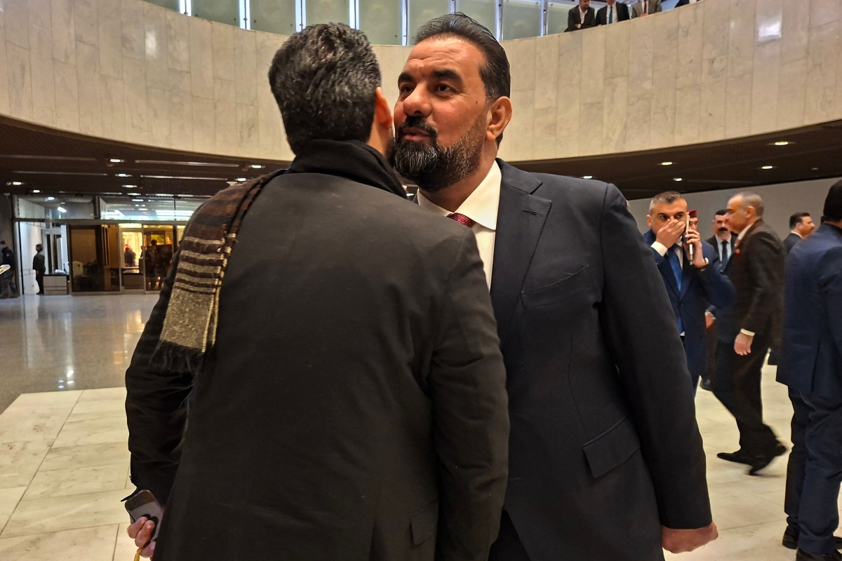 الحلبوسي يتلقى التهاني (أ ف ب) 